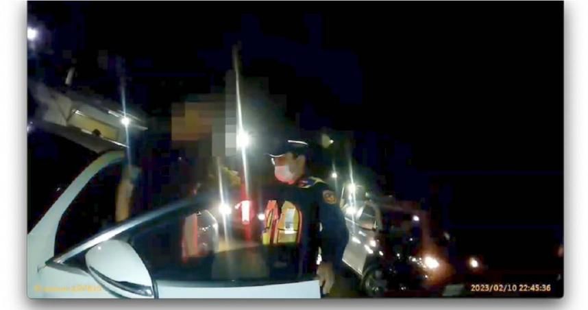載通緝犯趴趴走！他拒攔查跳車逃逸　警鳴槍逮捕搜出毒品