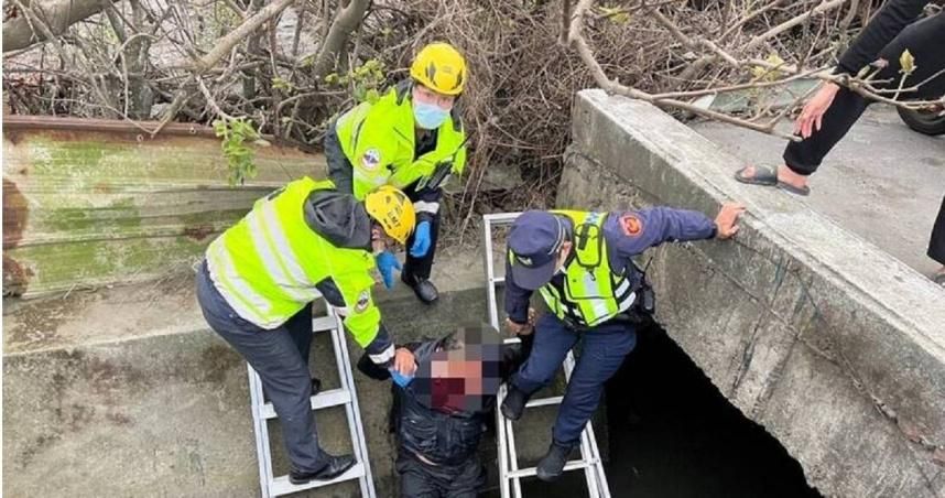 影/6旬老翁巡農田遭強風吹倒...慘困3公尺深圳溝1hr　所幸路人發現獲救