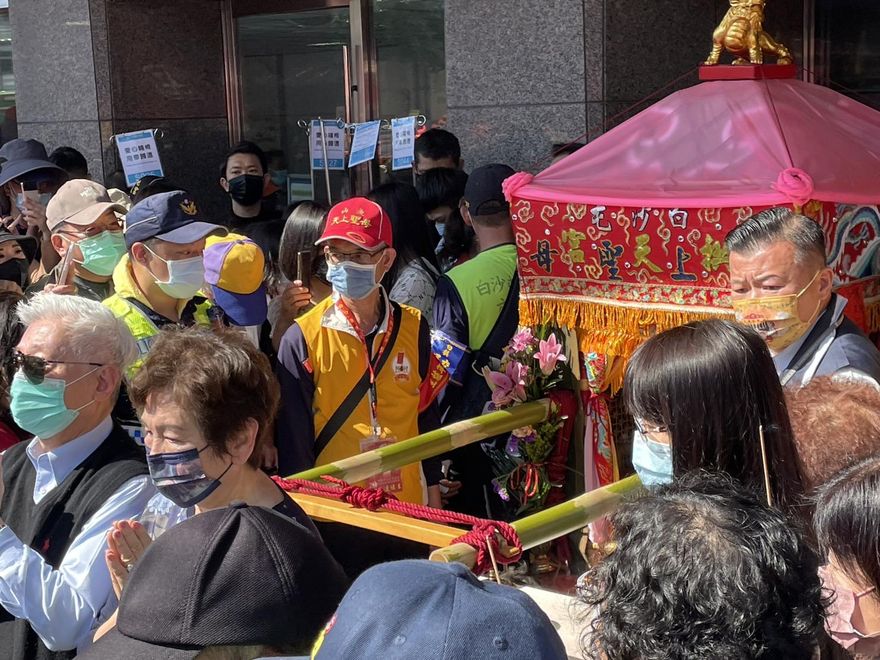 白沙屯媽祖進香/丈夫鷹架摔落重傷...婦人轎前跪磕：「保佑我老公」