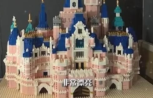 影/女學生發現絕美積木城堡遭丟棄　網友笑稱：情人節的垃圾桶是「愛情盲盒」