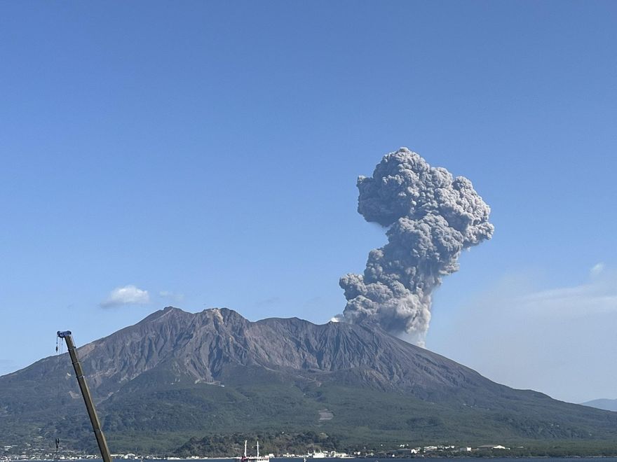 影/日本櫻島火山一週內第三度噴發　火山灰直衝2400公尺高空