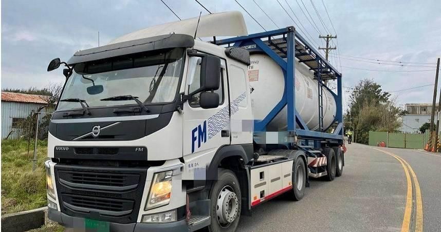 貨櫃曳引車「扯電線、撞斷電線桿」！台電預計下午3時前復電