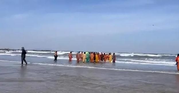 影/無視勸阻！山東煙台大批民眾「趕海」遭海浪捲離　多位溺水1人送醫後不治