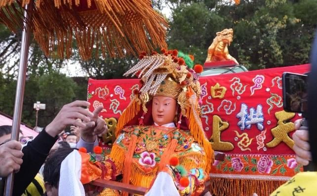 白沙屯媽祖進香/婦攜子跪轎前「磕頭出血」庇佑中風夫...鑾轎竟主動靠近賜福　網直呼：媽祖在擁抱她
