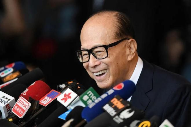 影/賣港口風波後首露面！李嘉誠預錄影片「普通話」致詞