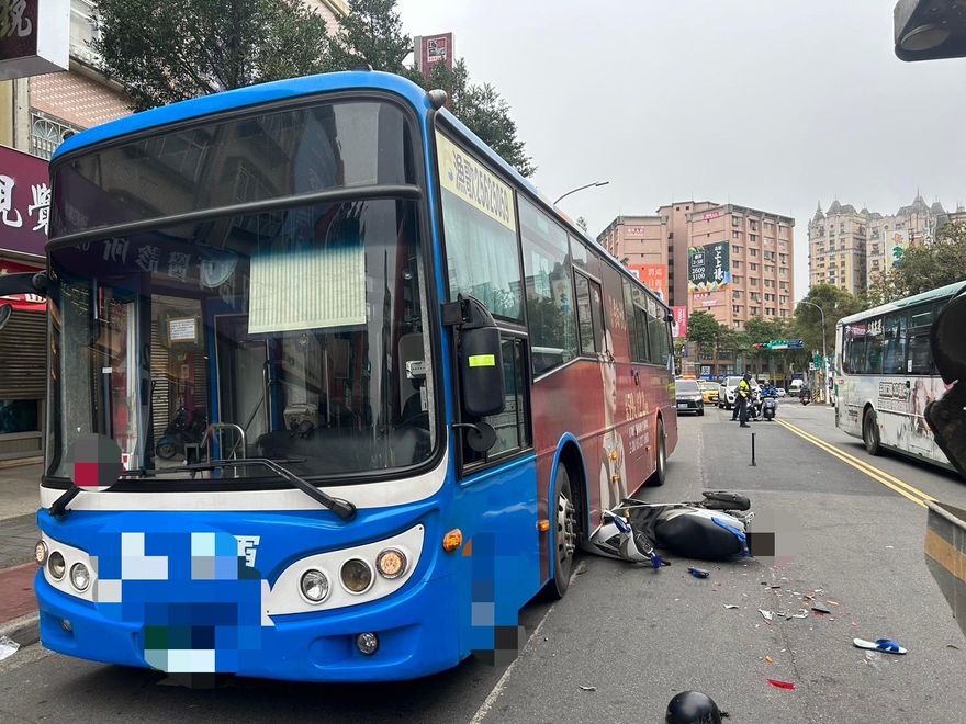 快訊/林口死亡車禍！騎士「右撞公車左傾倒地」…下秒被砂石車輾死
