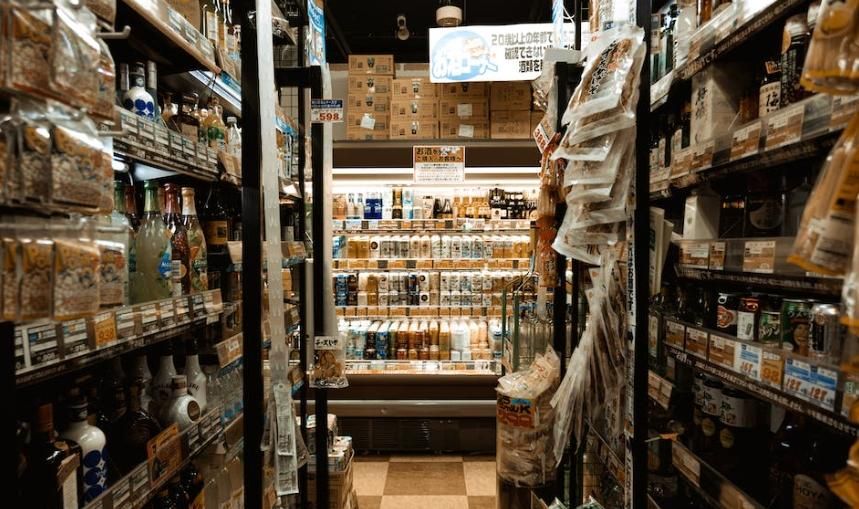 工人驚見「冰櫃牆縫卡乾屍」！竟是失蹤10年超市店員