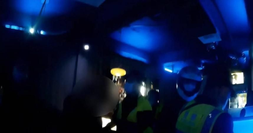 高雄酒吧爆口角衝突！男嗆警「家裡有槍來搜嗎？」　下秒被抓包是酒駕通緝犯