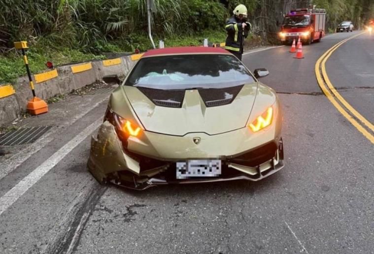 撞1輛少1輛！2千萬藍寶堅尼北宜「撞護欄、彈山壁」　車頭撞爆損失慘重