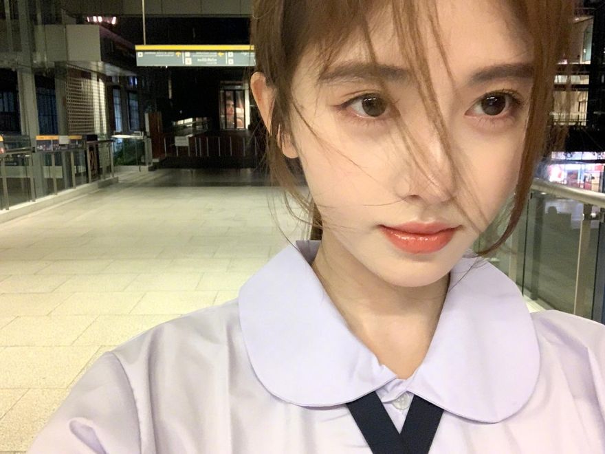 「4000年一遇美女」鞠婧禕溼身了！水中秀美腿表情超無辜