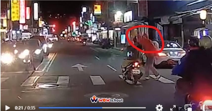 女騎士疑未禮讓行人...紅衣男竟「巴頭」教訓！畫面曝光遭網轟：趕投胎？