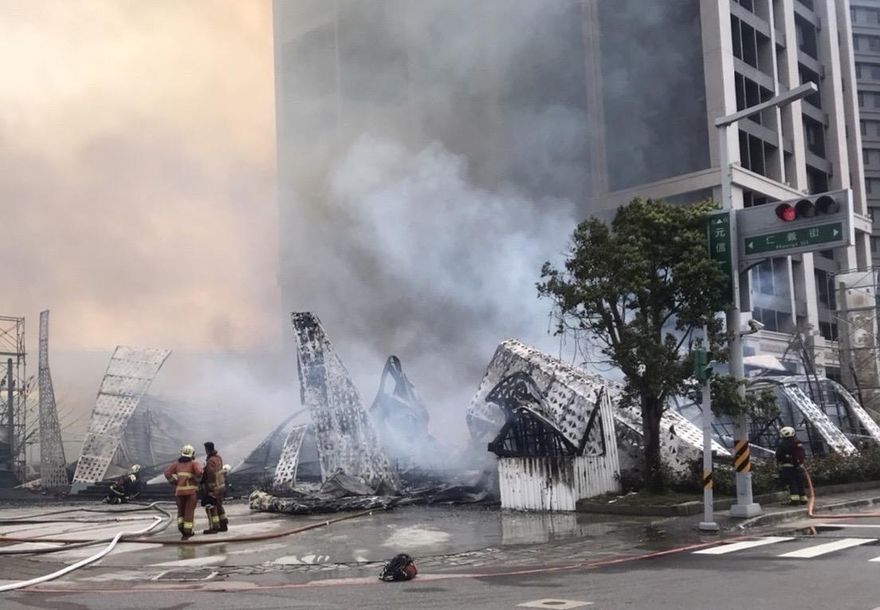 快訊/三重樣品屋大火濃煙竄天　全面燃燒警消灌救中