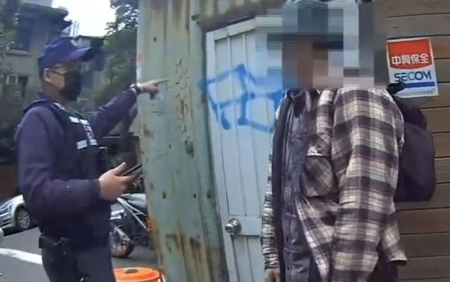 外籍男大白天路邊大喇喇塗鴉　遭警逮一臉無辜辯「我以為可以噴」
