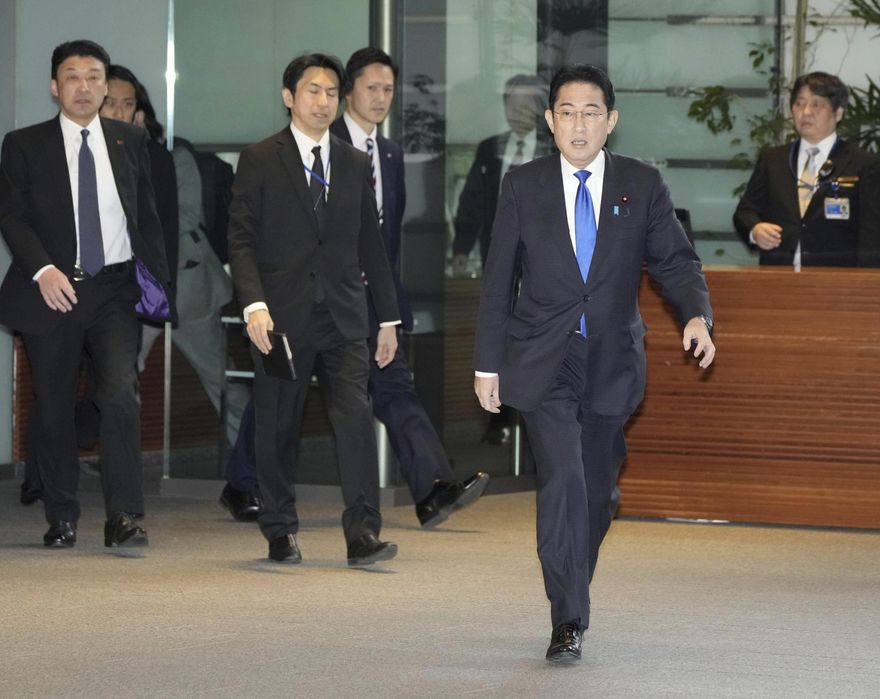 日口罩令鬆綁第一天！岸田上任近一年半　首次步入官邸「未戴罩」