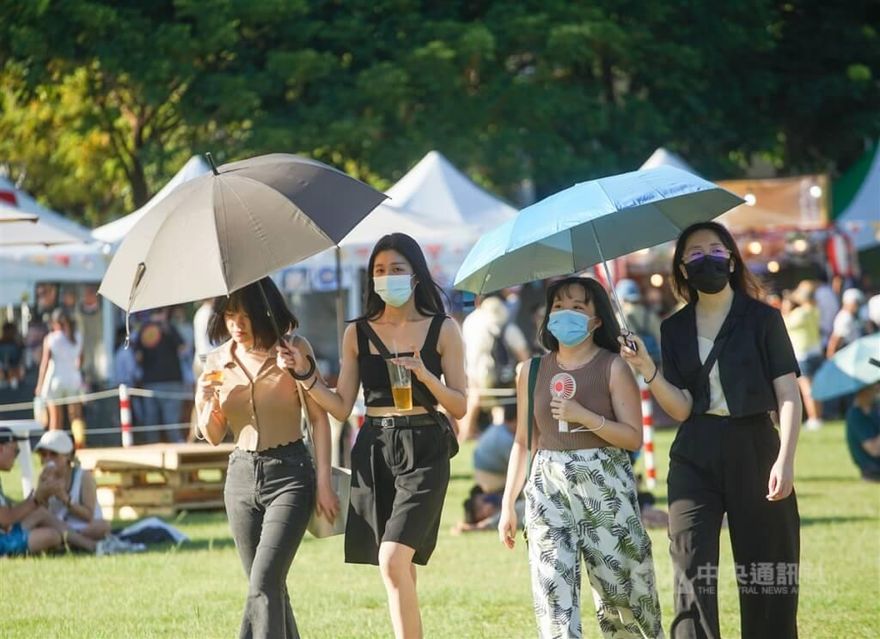 氣溫溜滑梯！4縣市「高溫亮黃燈」慎防中暑　週五起氣溫砍半、北部迎春雨