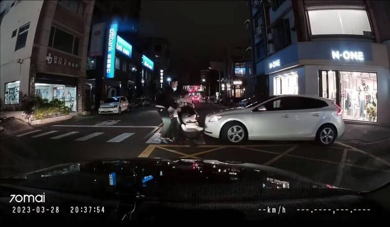 影/行人地獄再+1！ 新竹惡質車壓斑馬線2度直衝行人　家長肉身護娃氣炸