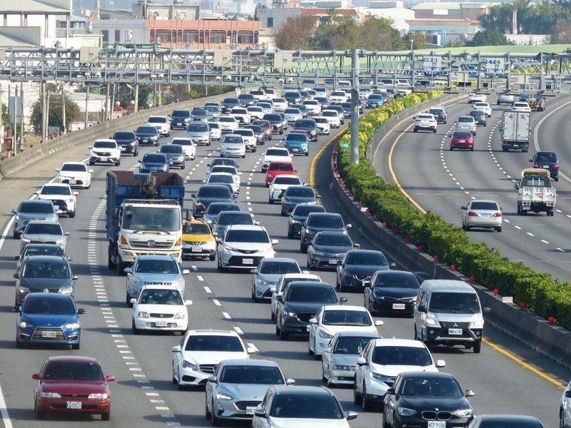 上國道「副駕睡覺」　警察拍起來送3千元「超大禮」