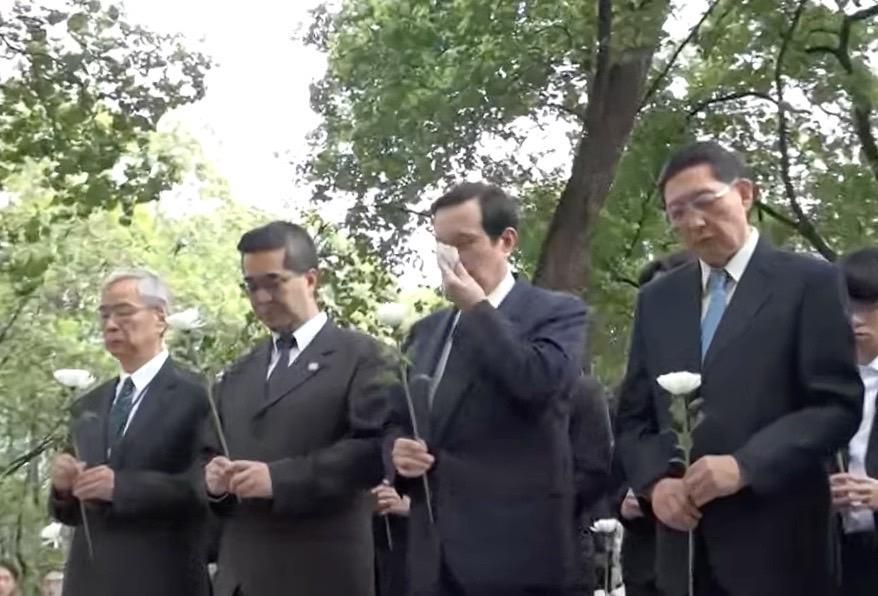 馬英九訪陸兩岸破冰/參訪張自忠陵園　馬英九難掩情緒拿手帕拭淚
