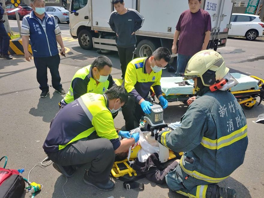 快訊/新竹湖口小貨車撞機車！　23歲騎士命危搶救中
