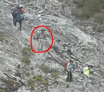 毛骨悚然！關山「二戰軍盔男」入鏡？　真相是登山客灰白裝