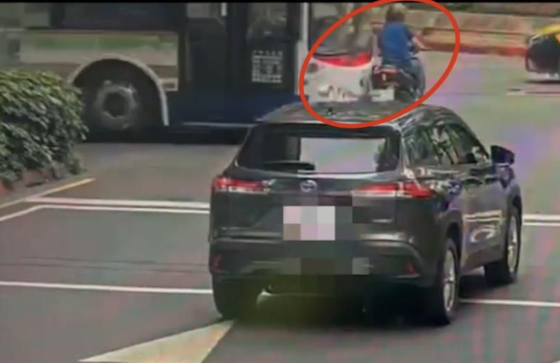 人咧！機車疑闖紅燈遭公車撞飛　騎士竟從容爬起直接騎車揚長而去