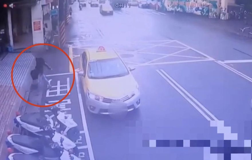 狂轟51槍！少年拿衝鋒槍掃射當舖　搭小黃投案途中「聯絡律師」運將嚇歪