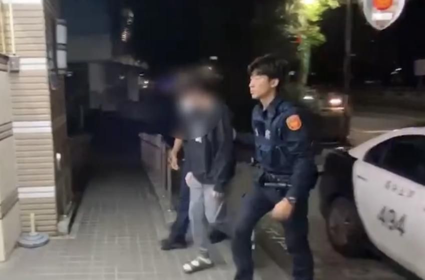 街頭穿黑絲女裝露鳥嚇熟女　變態男騎機車逃逸露餡遭逮