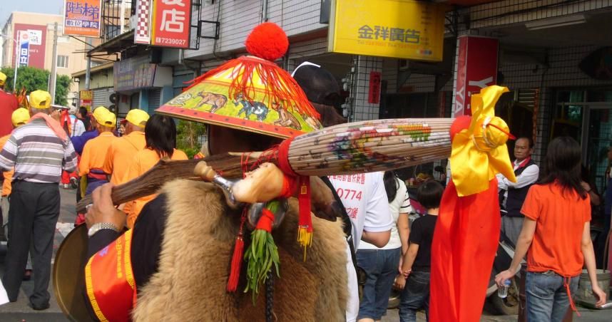 大甲媽遶境/媽祖遶境必備角色！「報馬仔」領駕出巡、全身裝備藏玄機