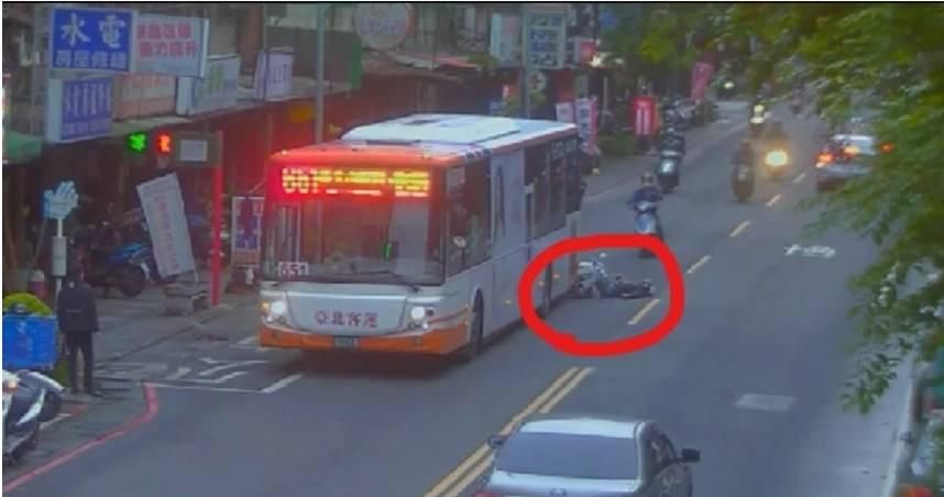 逃不掉！中和少年騎機車追尾公車　警到場抓包是土城當鋪槍手
