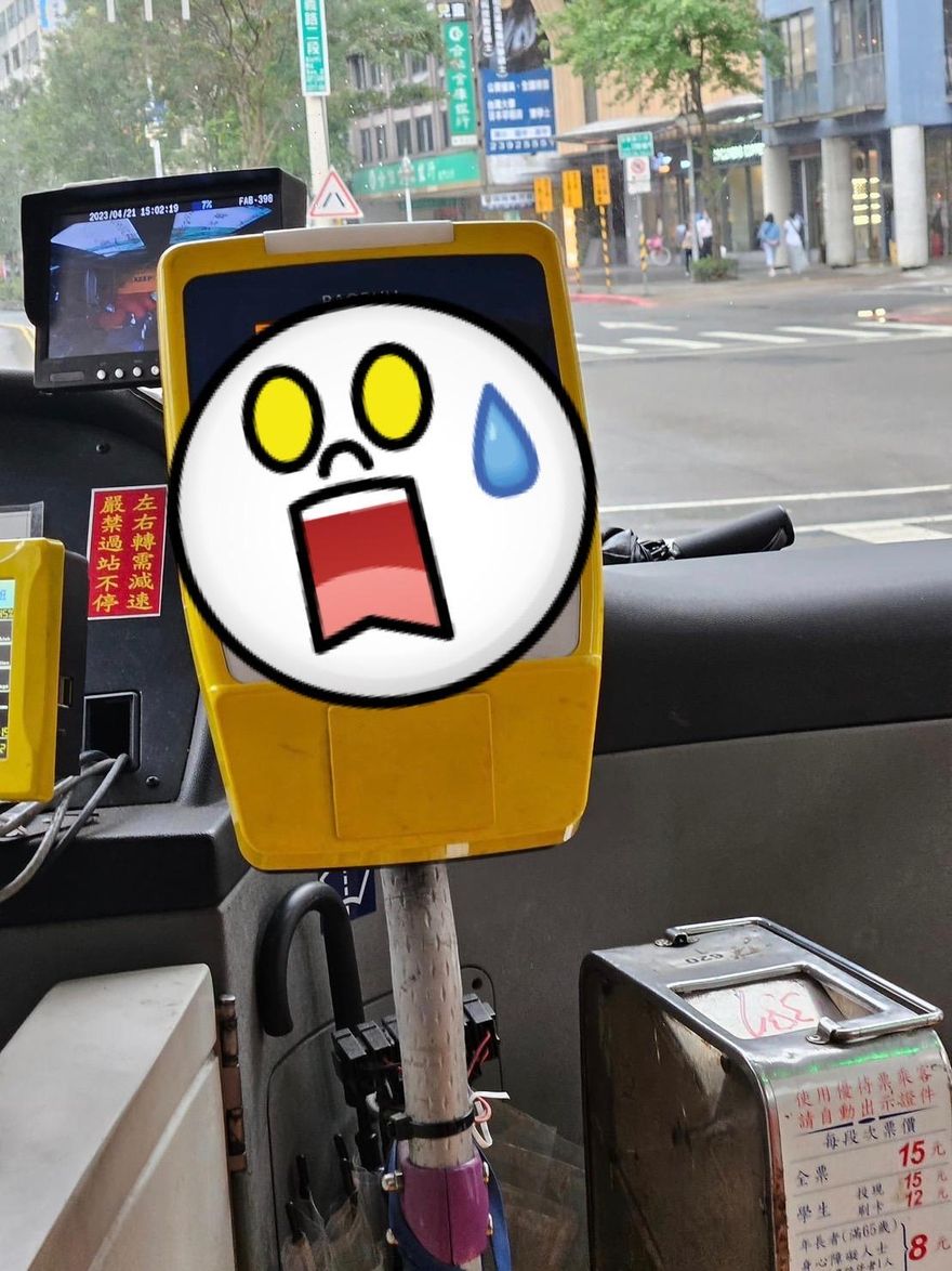 刷這裡才對！公車刷卡機黏貼逾50張箭頭貼紙　網笑翻：司機怨念很深