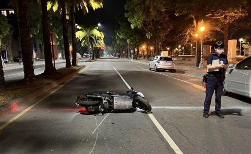 影/高雄某「高中學霸」深夜自撞分隔島！領照未滿月當場身亡