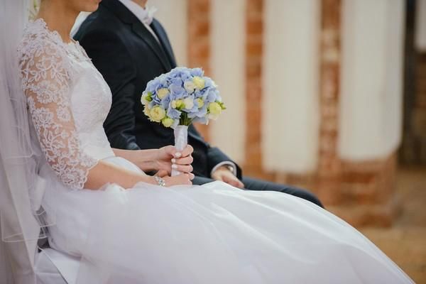 牆上驚見大齡女徵婚公告　網友看條件吐槽：「她要的我都沒有」