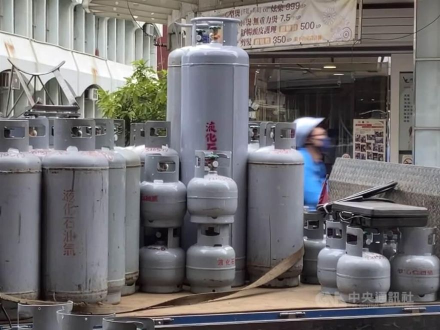 小吃店調價再等等！桶裝瓦斯10月凍漲　中油：每公斤已吸收20元