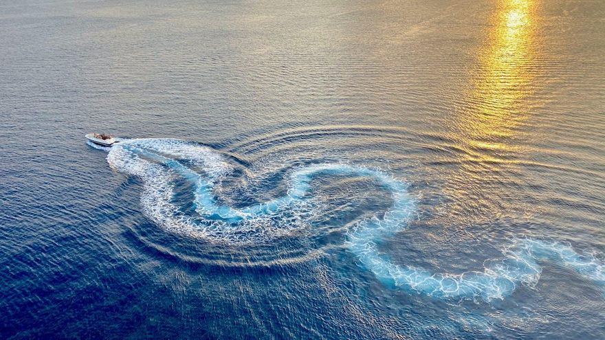 造浪效應釀禍！澎湖搭快艇賞花火遇「翻船」　落海3人平安獲救