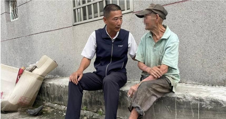 吃剩菜、睡躺椅！8旬拾荒翁獨養2身障兒　安置問題傷腦筋