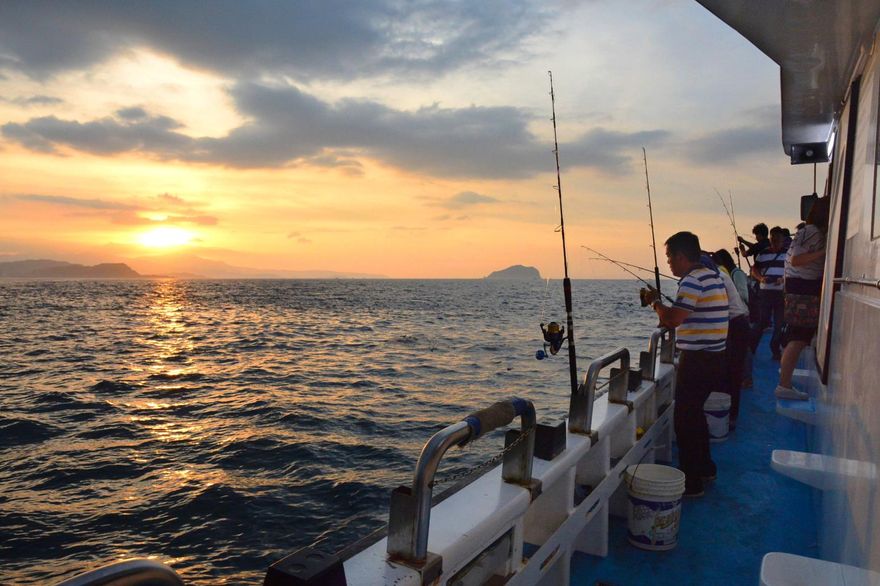 瑞芳「4大漁港」一次玩！大啖透抽小卷　體驗海釣抓白帶魚