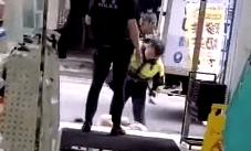 影/「超商浩克」傘兵背景起底！曾遭霸凌才練健身　竟有人挺「夠帥幹翻2個警察」