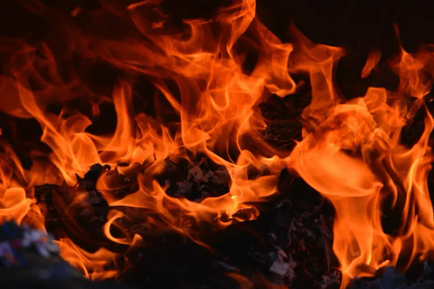 悚！人妻怒氣大爆發點火燒　目睹丈夫變「火人」畫面曝光