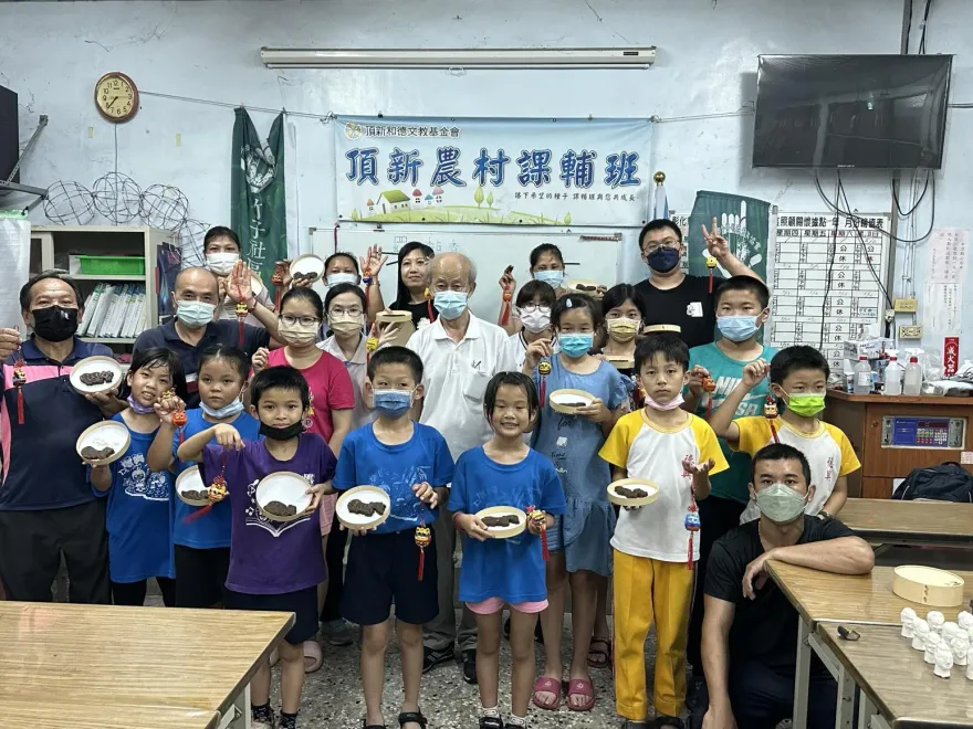 復刻兒時「羅黏香」彩繪香包！施建宏大師伴學童提前過端午