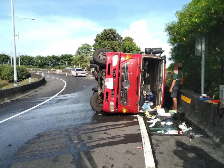 岡山交流道垃圾車事故！側翻出口匝道交通一度受阻　警出動吊車排除