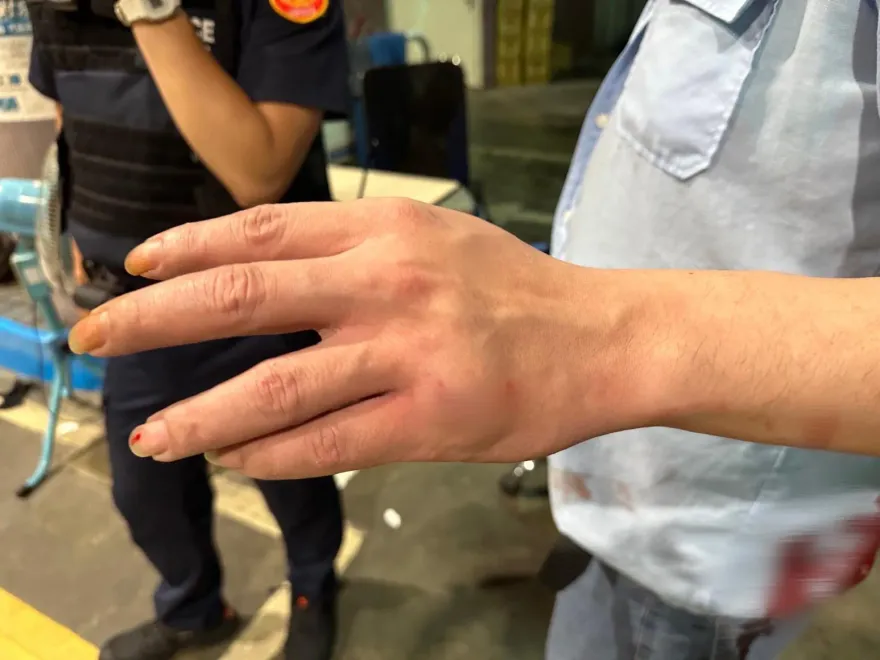 影/血濺加油站！走錯車道釀糾紛　莽男駕駛竟持刀刺傷加油員