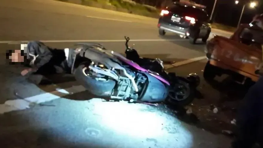 影/端午連假第3天出「撞」況！苗栗通霄男子騎車自撞「車頭全毀」　全身多處骨折