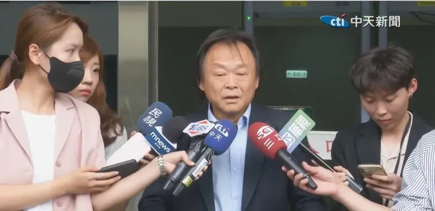 王世堅自曝進立院仍會送閣揆禮物　送柯文哲龍袍他10天才還：最達心理療效