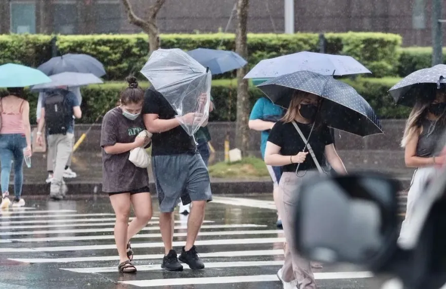 非東北風影響！半個台灣濕一片　鄭明典：華南雲雨區東移