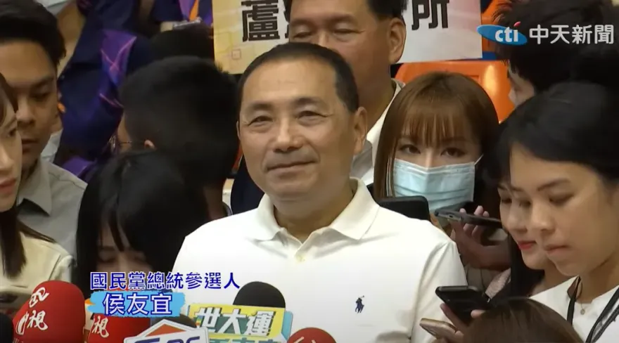 影/蔡英文穿外套喊「冷氣還不錯」　侯友宜也怒了：說風涼話！