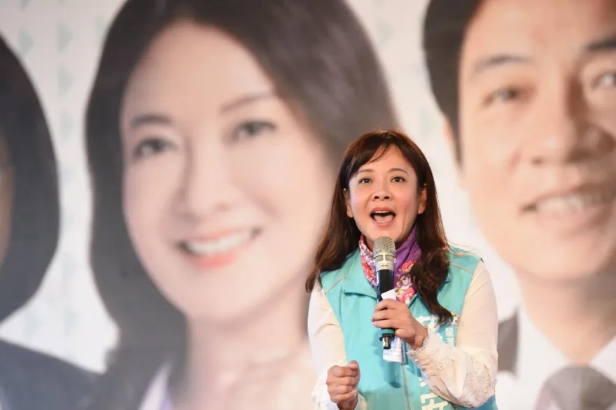 蔣絜安稱「放棄碩士學位」   網友揪疑點：放棄哪個學校的？
