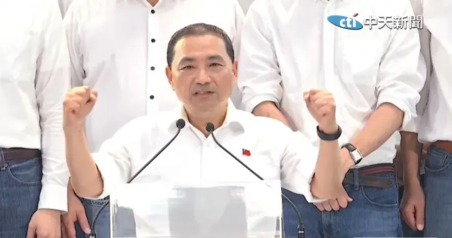 侯友宜胸前別中華民國徽章　媒體人指出背後有2意涵