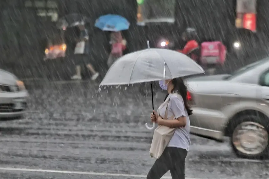 「颱風窩」生成...中秋節泡湯？專家揭可能時間點　午後雨區擴大