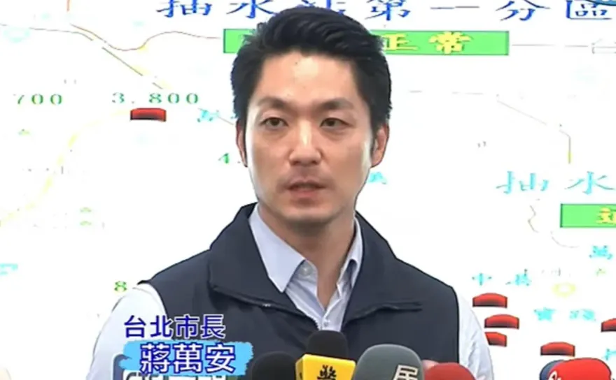 侯友宜推65歲以上排富免健保費！蔣萬安按「讚」：這是正確的方向