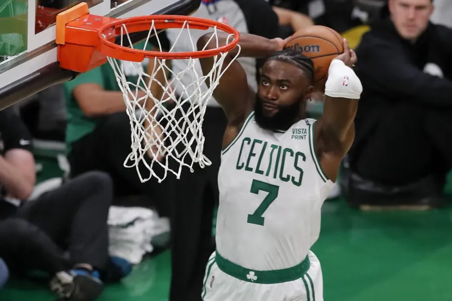 剛獲NBA史上最大合約　綠衫軍布朗女友遭爆竟是位阿嬤